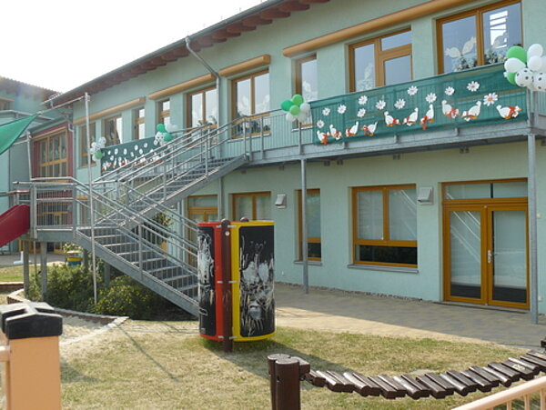Spielbereich am Hausbereich der Kindertagesstätte "Vier Jahreszeiten" der Stadt Dommitzsch