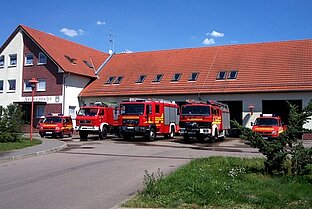 Einsatzfahrzeuge vor dem Hauptgebäude der Freiwillige Feuerwehr der Stadt Dommitzsch
